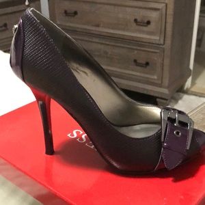 Guess peep toe pumps
